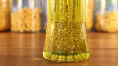 Altın kabarcıklar zeytin yağı kavanoz yön değişikliği