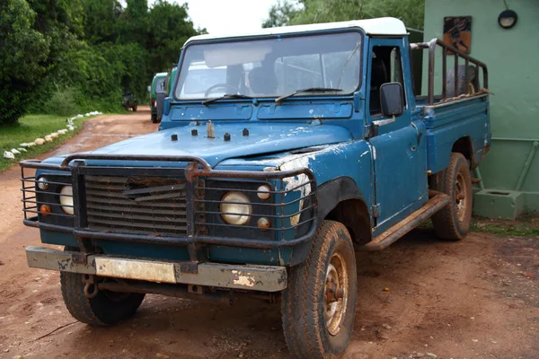 Golpear viejo Safari camión Fotos de stock libres de derechos