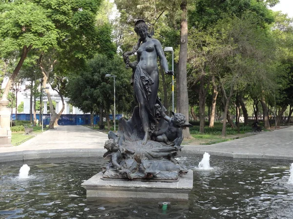 Mexico City, CDMX, Mexico, Out 11, 07, 2022, Alameda Central Park Çeşmesi