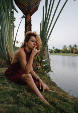 Dominik Cumhuriyeti 'ndeki tropik bir adada golf kulübünde yürüyüş yapan güzel dansçı kız zarif bir şekilde salsa ve bachata yapıyor.