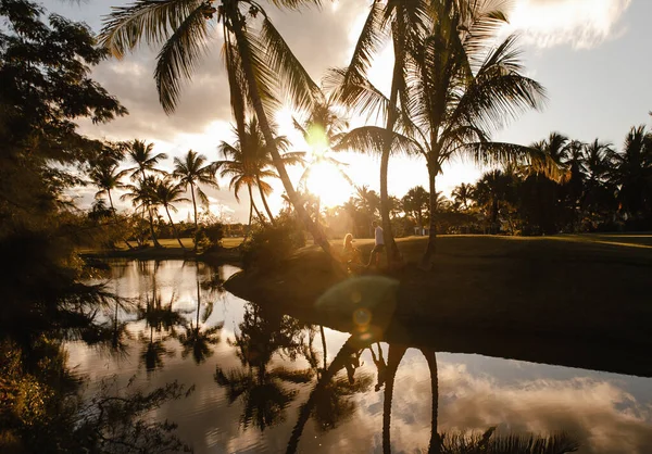 Una Joven Hermosa Pareja Enamorada Paseo Club Golf Una Isla — Foto de Stock