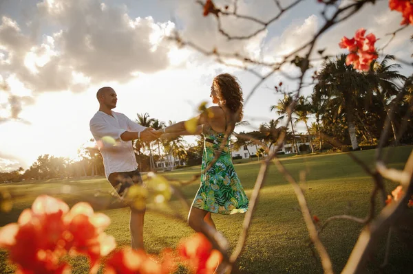 Jovem Lindo Casal Apaixonado Passeio Clube Golfe Uma Ilha Tropical — Fotografia de Stock