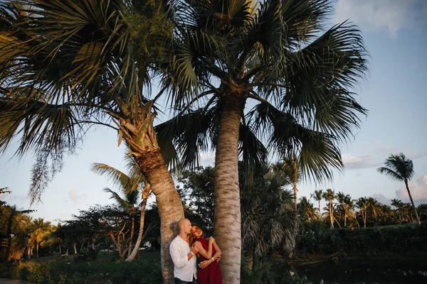 Jovem Lindo Casal Apaixonado Passeio Clube Golfe Uma Ilha Tropical — Fotografia de Stock