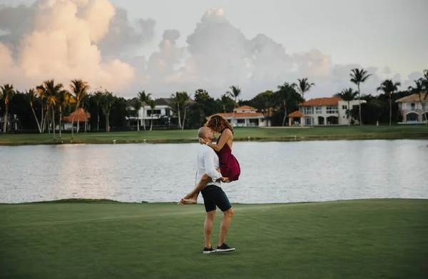 사랑하는 아름다운 부부가 도미니카 공화국의 골프클럽을 산책하며 키스와 포옹을 — 스톡 사진