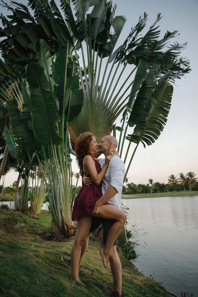 Jeune Beau Couple Amoureux Lors Une Promenade Dans Club Golf — Photo