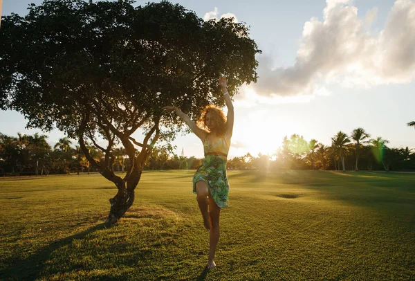 Mooi Danseres Meisje Een Wandeling Een Golfclub Een Tropisch Eiland — Stockfoto