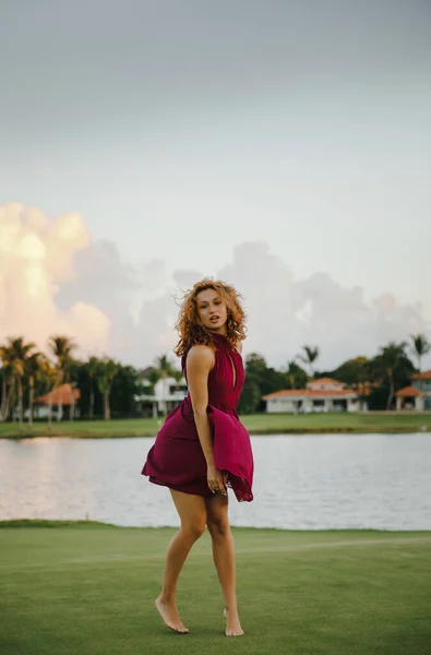 Gyönyörű Táncos Lány Egy Séta Egy Golf Klub Egy Trópusi — Stock Fotó