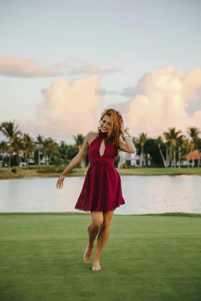 Linda Dançarina Menina Passeio Clube Golfe Uma Ilha Tropical República — Fotografia de Stock