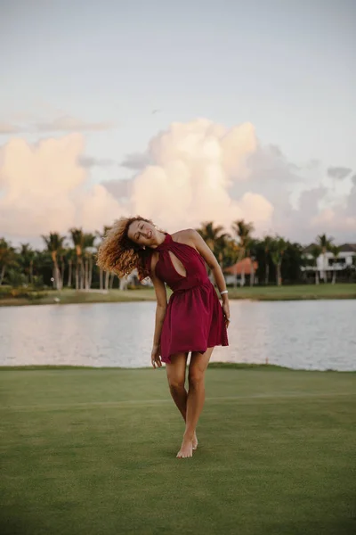 Mooi Danseres Meisje Een Wandeling Een Golfclub Een Tropisch Eiland — Stockfoto