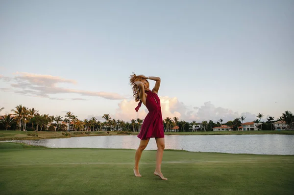 Mooi Danseres Meisje Een Wandeling Een Golfclub Een Tropisch Eiland — Stockfoto