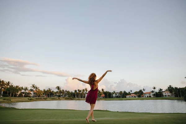 Mooi Danseres Meisje Een Wandeling Een Golfclub Een Tropisch Eiland — Stockfoto