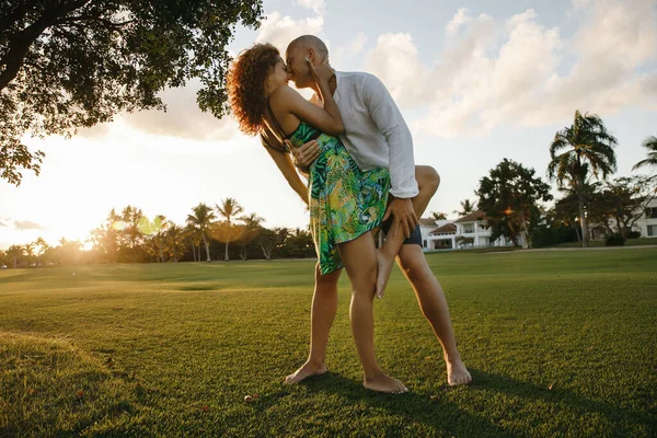 사랑하는 아름다운 부부가 도미니카 공화국의 골프클럽을 산책하며 키스와 포옹을 — 스톡 사진