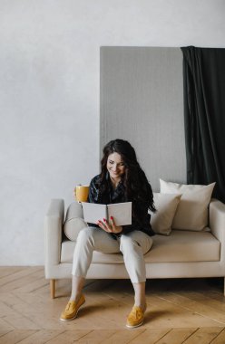 Güzel kıvırcık saçlı, deri ceketli esmer bir kız lüks saçlar için poz veriyor.