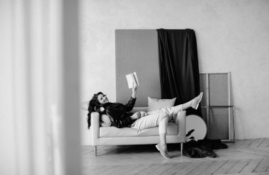 Güzel kıvırcık saçlı, deri ceketli esmer bir kız lüks saçlar için poz veriyor.