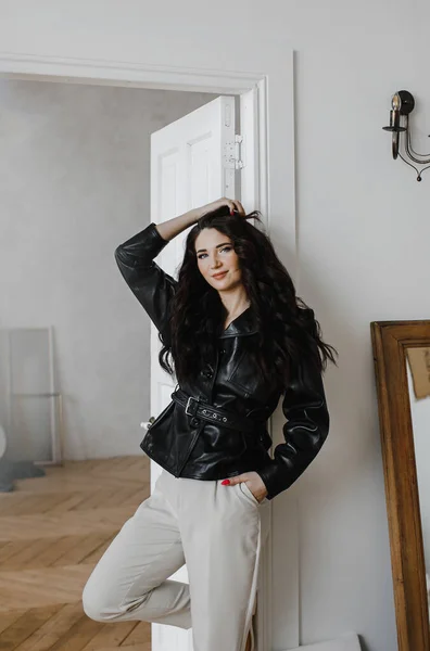 Beautiful Curly Haired Brunette Girl Leather Jacket Poses Advertisement Luxurious — Stock Photo, Image