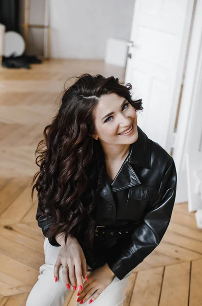 Beautiful Curly Haired Brunette Girl Leather Jacket Poses Advertisement Luxurious — Stock Photo, Image