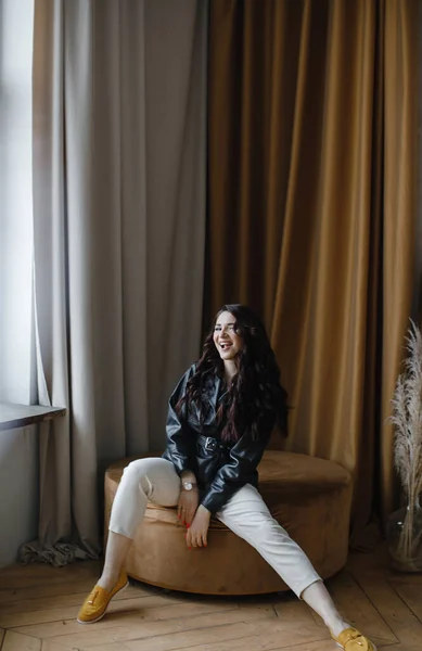 Beautiful Curly Haired Brunette Girl Leather Jacket Poses Advertisement Luxurious — Stock Photo, Image