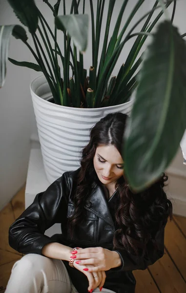 Beautiful Curly Haired Brunette Girl Leather Jacket Poses Advertisement Luxurious — Stock Photo, Image