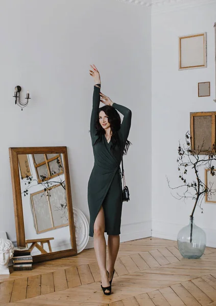 Beautiful Curly Haired Girl Tight Green Dress Poses Expensive Studio — Stock Photo, Image