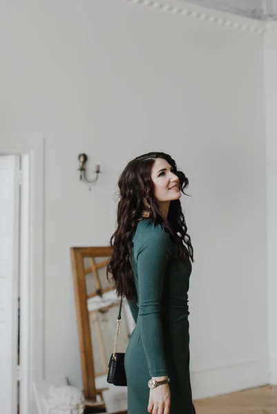 Ένα Όμορφο Σγουρομάλλικο Κορίτσι Στενό Πράσινο Φόρεμα Ποζάρει Ένα Ακριβό — Φωτογραφία Αρχείου