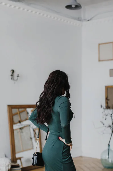 Une Belle Fille Aux Cheveux Bouclés Dans Une Robe Verte — Photo