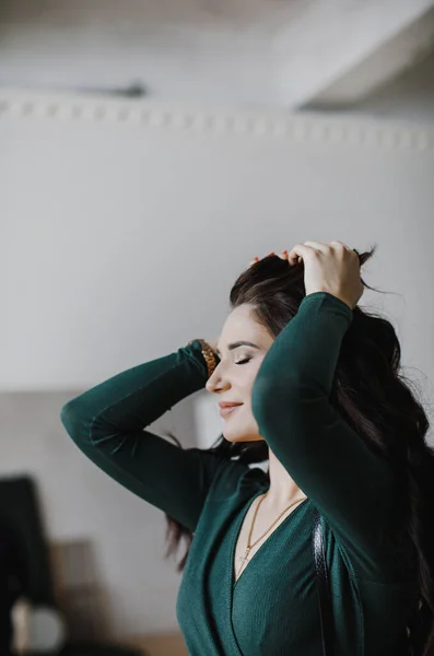 Une Belle Fille Aux Cheveux Bouclés Dans Une Robe Verte — Photo