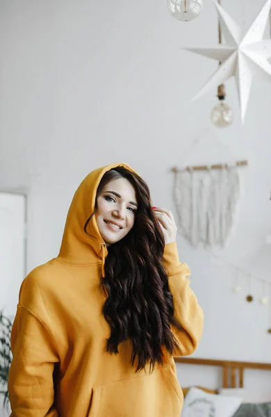 Söt Brunett Flicka Gul Hoodie Med Hårtork Poser Skrattar För — Stockfoto