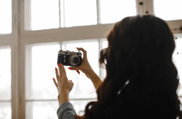 Roztomilý Kudrnatý Bruneta Takes Selfie Retro Camera — Stock fotografie