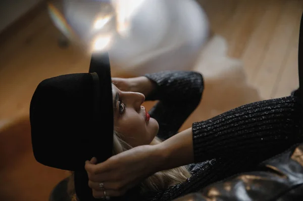Красива Сексуальна Емоційна Дівчина Короткій Чорній Блискучій Сукні Капелюсі Взутті — стокове фото