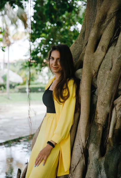 Slender Brunette Girl Yellow Suit Elegantly Poses Golf Club Tropical — Stock Photo, Image