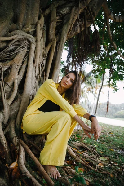 Een Slank Brunette Meisje Een Geel Pak Poseert Elegant Bij — Stockfoto