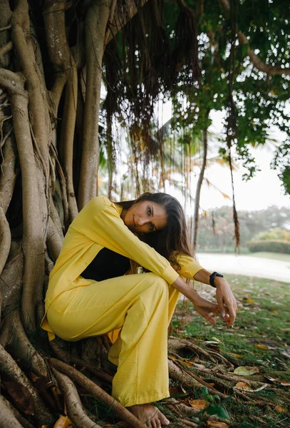 Een Slank Brunette Meisje Een Geel Pak Poseert Elegant Bij — Stockfoto