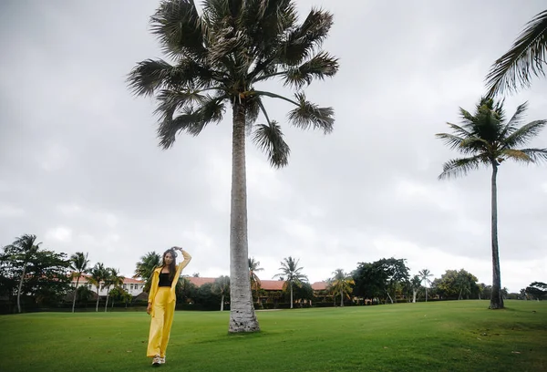 양복을 아름다운 소녀가 도미니카 공화국 야자나무 근처에서 휴가를 보내고 — 스톡 사진