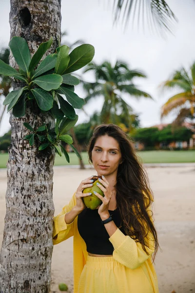 Een Mooi Mager Brunette Meisje Een Geel Pak Poseert Met — Stockfoto