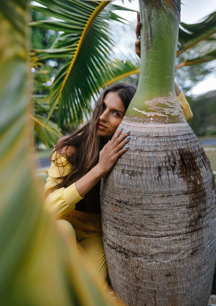 Una Bella Ragazza Bruna Magra Abito Giallo Posa Vacanza Vicino — Foto Stock