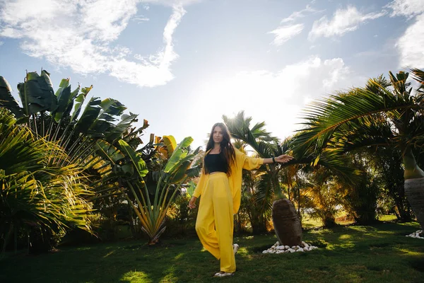 Beautiful Skinny Brunette Girl Yellow Suit Poses Vacation Tropical Palm — Stock Photo, Image