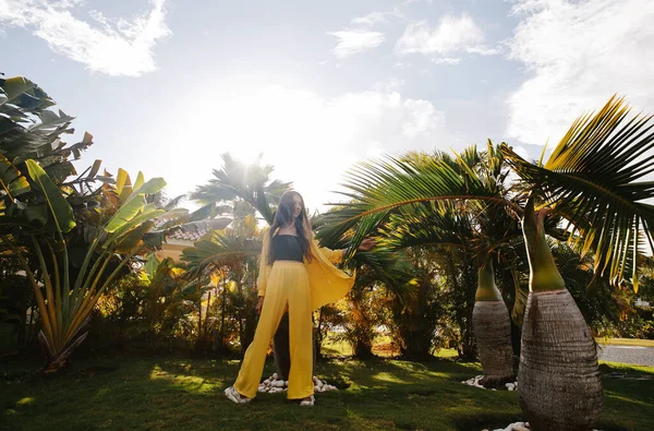 Eine Schöne Dünne Brünette Einem Gelben Anzug Posiert Urlaub Der Stockfoto