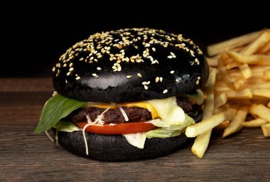 Kara burger ve patates kızartması.