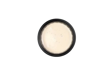 Beyaz arka planda soslar için bir tabak soya sosu.