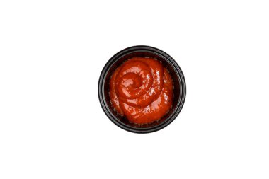 Beyaz arka planda soslar için bir tabak soya sosu.