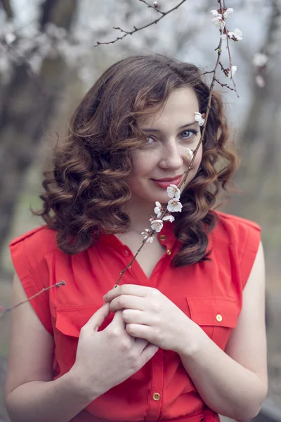 Schönes Mädchen im Pfirsichgarten — Stockfoto