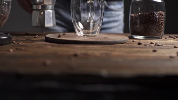 Zubereitung von köstlichem schwarzen Kaffee italienischen Mokka. Geysir-Kaffeemaschine auf einem Holztisch vor dunklem Hintergrund — Stockvideo