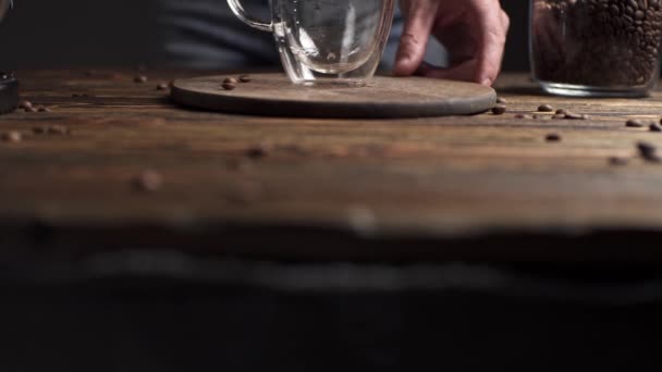 おいしいブラックコーヒーイタリアのモカの準備。暗い背景に木製のテーブルの上にガイザーコーヒーメーカー — ストック動画