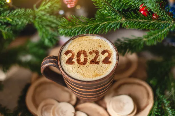 Μια Κούπα Καπουτσίνο Καφέ Αριθμούς 2022 Ξύλινο Φόντο Πράσινα Κλαδιά Φωτογραφία Αρχείου