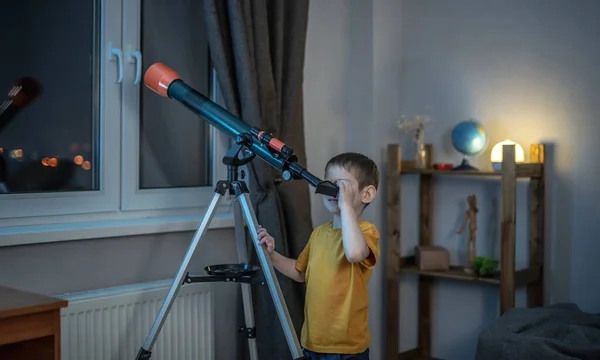 Mignon Garçon Regarde Travers Télescope Dans Une Pièce Dans Ciel — Photo