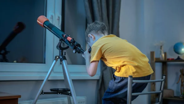 Mignon Garçon Regarde Travers Télescope Dans Une Pièce Dans Ciel — Photo