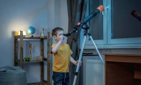 Χαριτωμένο Αγόρι Κοιτάζει Μέσα Από Ένα Τηλεσκόπιο Ένα Δωμάτιο Στο — Φωτογραφία Αρχείου