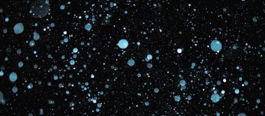 Arka planda bulanık kar taneleri. Kar yağışı efekti için resmi üstüste koy.