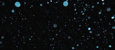 Arka planda bulanık kar taneleri. Kar yağışı efekti için resmi üstüste koy.