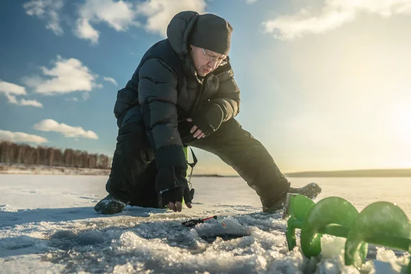 Fisherman Fishing Hole Large Frozen Lake Sunny Day Joy Winter — Stockfoto